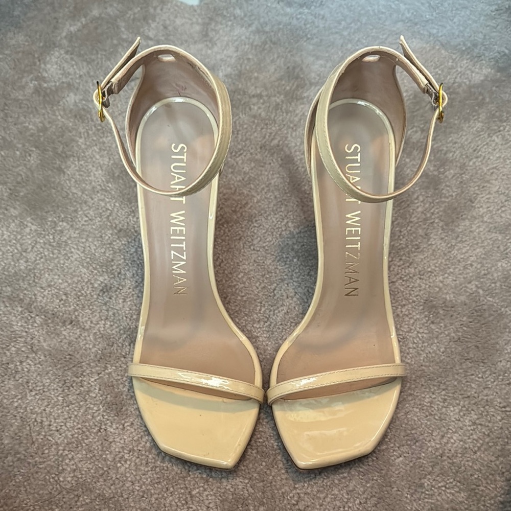 Stuart Weitzman NUDISTCURVE 100
STRAP SANDAL